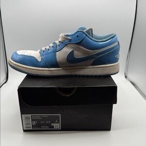 Air Jordan 1 Low SE Men’s 8.5 Blue and White Sneakers Shelve 1